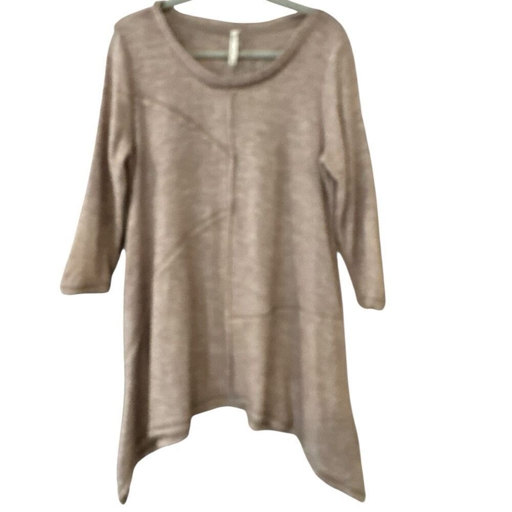 Mur Mur Women's Knit 3/4 Sleeve Sharkbite Hem Pullover Tunic Top Tan Medium